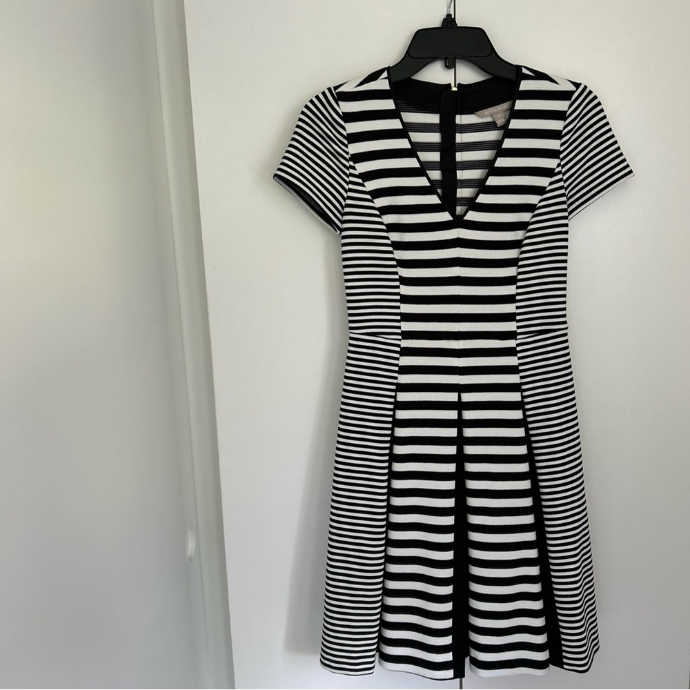 BANANA REPUBLIC! Adorable Black & White Striped Dress w Pleated Black Inlay